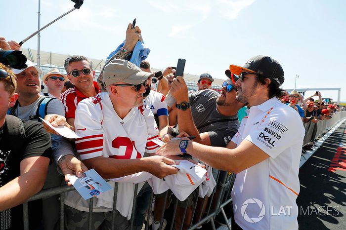 Fernando Alonso, McLaren, firmando autógrafos