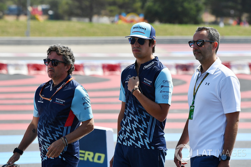 Lance Stroll, Williams, cammina lungo il circuito con Luca Baldisserri, ingegnere di pista Williams