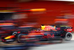 Max Verstappen, Red Bull Racing RB14, pitstop