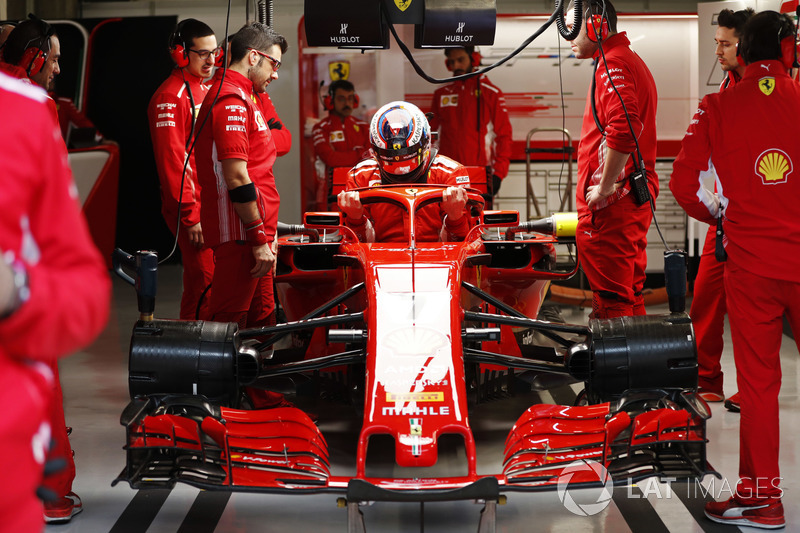 Kimi Raikkonen, Ferrari, memasuki kokpit