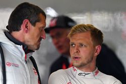 Guenther Steiner, Haas F1 Team Principal, Kevin Magnussen, Haas F1