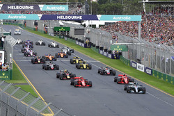 Льюіс Хемілтон, Mercedes-AMG F1 W09, Кімі Райкконен, Ferrari SF71H, лідирують на старті
