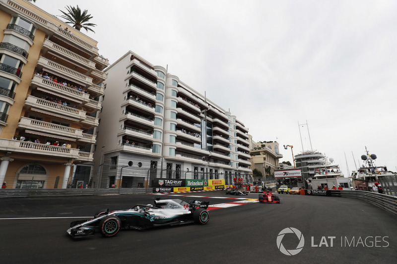 Lewis Hamilton, Mercedes AMG F1 W09, precede Sebastian Vettel, Ferrari SF71H e Valtteri Bottas, Mercedes AMG F1 W09