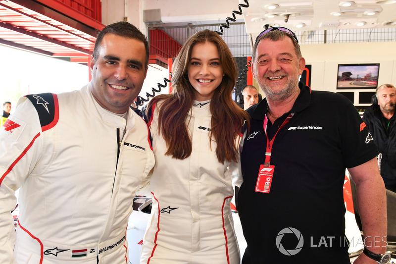 F1 Experiences, model Barbara Palvin, Zsolt Baumgartner, pengemudi F1 Experiences, dan Paul Stoddart