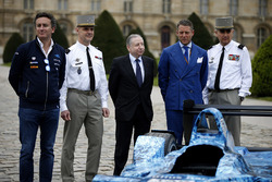 Formula E CEO Alejandro Agag, Jean Tod Presidente FIA, il luogotenente generale Bruno Le Roy, Governatore militare di Parigi e Generale maggiore, e Christian Baptiste, Direttore del museo della guerra