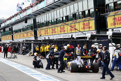 Felipe Nasr, Sauber C35 en los pits