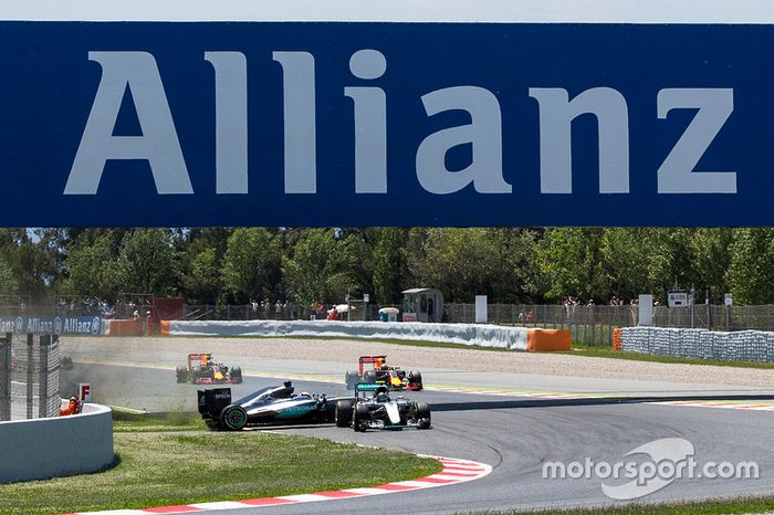 Lewis Hamilton, Mercedes AMG F1 W07 Hybrid y Nico Rosberg, Mercedes AMG F1 W07 Hybrid chocan en la primera vuelta de la carrera