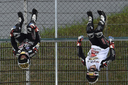 Le vainqueur Johann Zarco, Ajo Motorsport fait son backflip