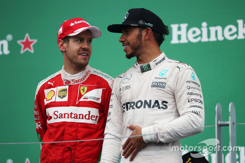 Sebastian Vettel, Ferrari con Lewis Hamilton, Mercedes AMG F1 en el podium