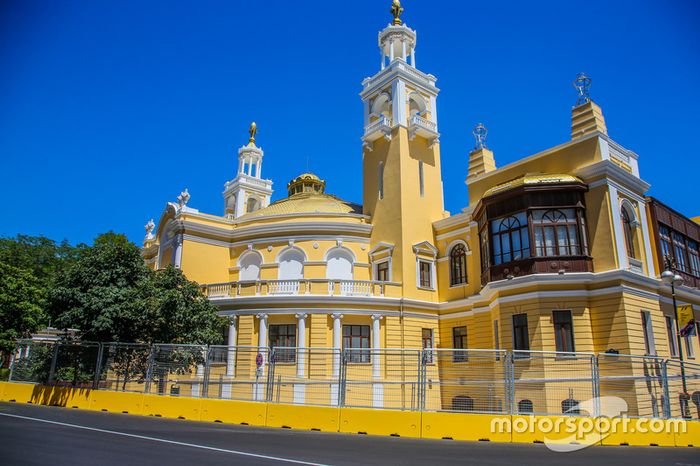 Los edificios de la curva 15 del circuito