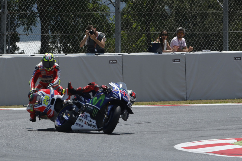 Andrea Iannone, Ducati Team, Jorge Lorenzo, Yamaha Factory Racing crash