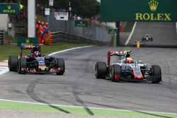 Esteban Gutiérrez, Haas F1 Team VF-16 y Daniil Kvyat, Scuderia Toro Rosso STR11