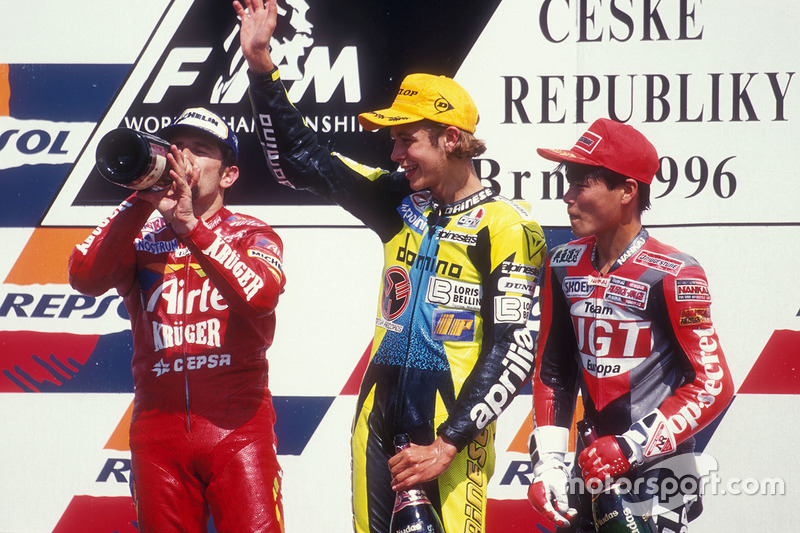 Podium kelas 125cc GP Rep. Ceko 1996: pemenang Valentino Rossi (tengah), peringkat kedua Jorge Martínez, dan posisi ketiga Tomomi Manako.