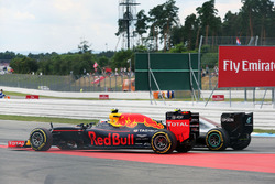 Zweikampf: Nico Rosberg, Mercedes AMG F1 W07 Hybrid; Max Verstappen, Red Bull Racing RB12