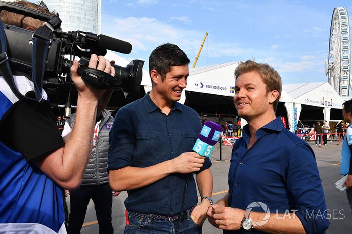 TV Presentador Vernon Kaye, Nico Rosberg en el paddock