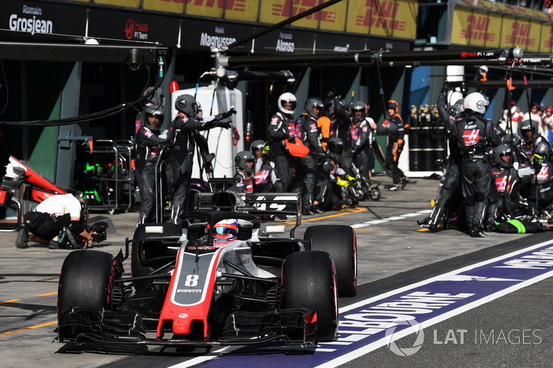 Romain Grosjean, Haas F1 Team VF-18 pit stop