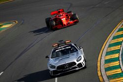 La voiture de sécurité devant Sebastian Vettel, Ferrari SF71H