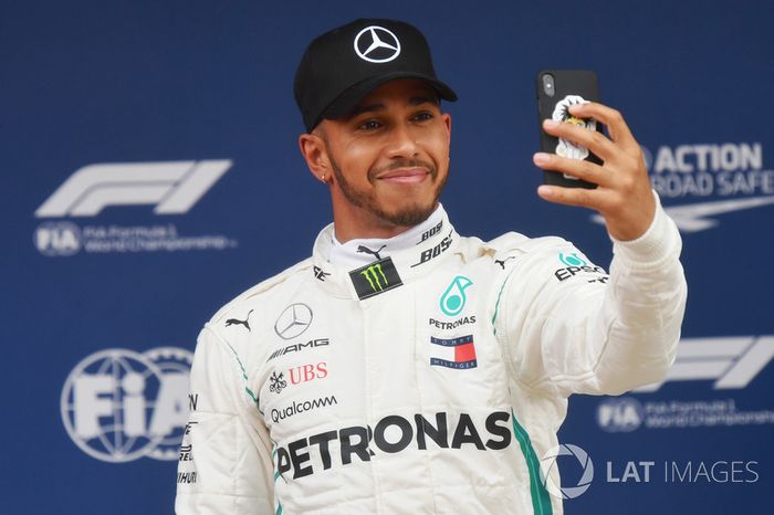 1º Lewis Hamilton  (47 victorias desde la pole) (el 55'95 % de sus victorias)