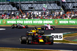 Daniel Ricciardo, Red Bull Racing RB14, lidera a Nico Hulkenberg, Renault Sport F1 Team R.S. 18