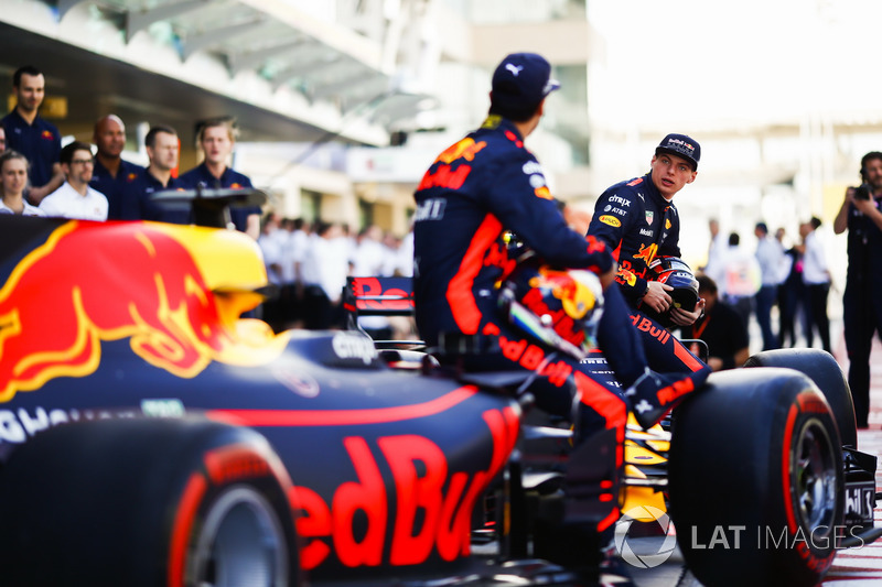 Daniel Ricciardo, Red Bull Racing, Max Verstappen, Red Bull Racing à la photo d'équipe