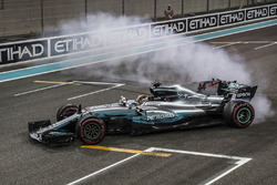 Lewis Hamilton, Mercedes-Benz F1 W08 fa dei donut nel parco chiuso