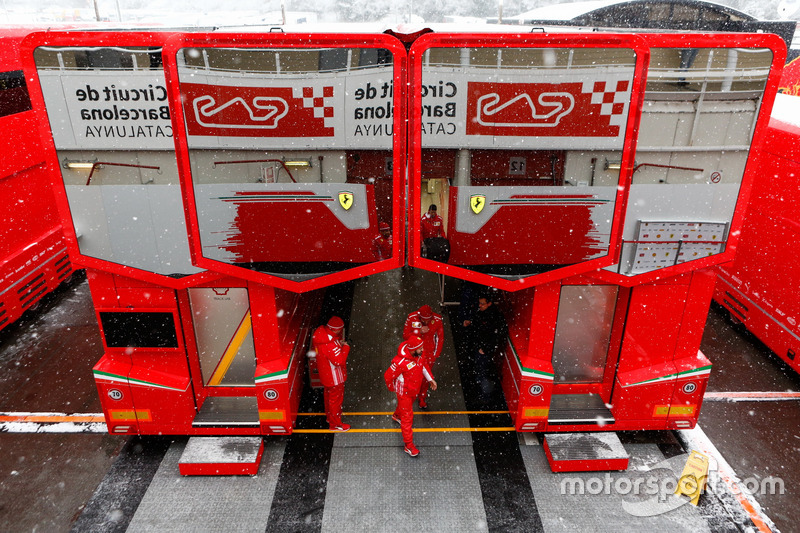 Гостевая зона Ferrari в заснеженном паддоке