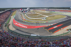 Fernando Alonso, McLaren MCL33, devant Sergio Perez, Force India VJM11, et Lewis Hamilton, Mercedes AMG F1 W09