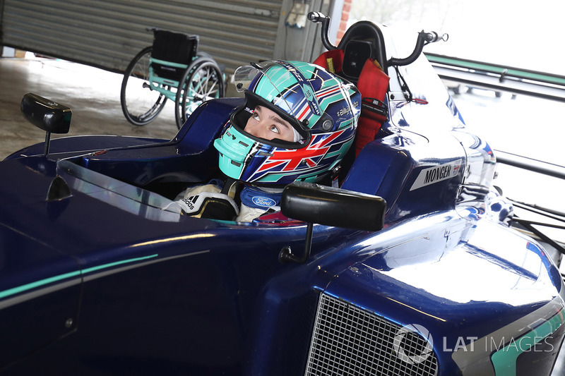 Billy Monger en el coche de carreras Carlin MSV Fórmula 3