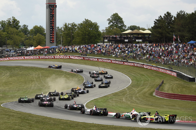 Alexander Rossi, Andretti Autosport Honda leads at the start