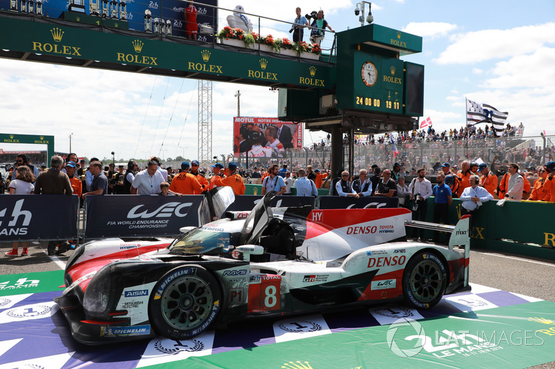 Ganadores de las 24 Horas de Le Mans 2018 #8 Toyota Gazoo Racing Toyota TS050: Sébastien Buemi, Kazuki Nakajima, Fernando Alonso