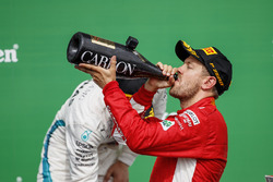 Podio: ganador de la carrera Sebastian Vettel, Ferrari