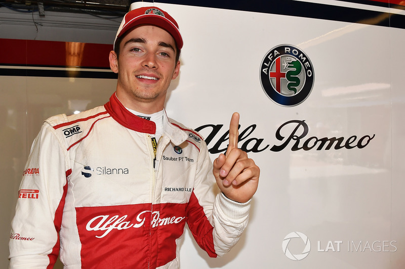 Charles Leclerc, Sauber celebrates with the team