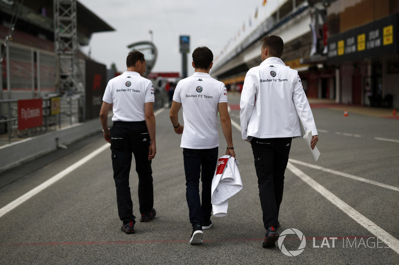 Charles Leclerc, Sauber, cammina lungo il circuito