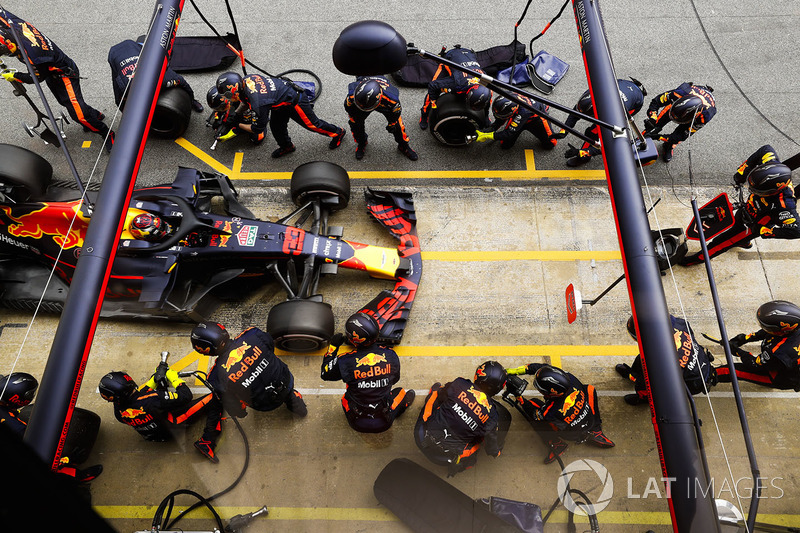 Max Verstappen, Red Bull Racing RB14 Tag Heuer, pit stop
