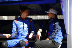 Brendon Hartley, Scuderia Toro Rosso, Pierre Gasly, Scuderia Toro Rosso, converse on the Scuderia To