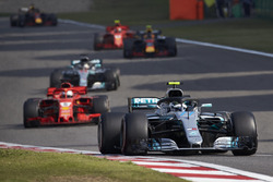 Valtteri Bottas, Mercedes AMG F1 W09, Sebastian Vettel, Ferrari SF71H, and Lewis Hamilton, Mercedes AMG F1 W09
