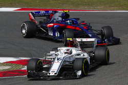 Charles Leclerc, Sauber C37 Ferrari, devant Pierre Gasly, Toro Rosso STR13 Honda