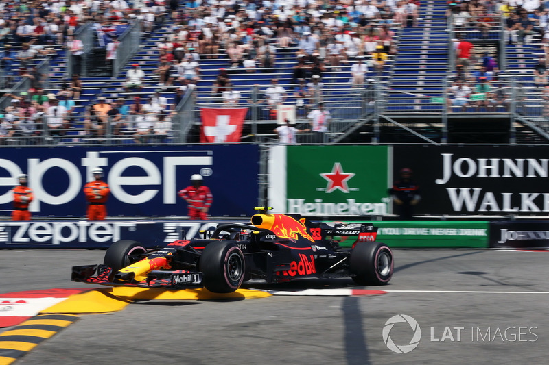 Max Verstappen, Red Bull Racing RB14, va a sbattere contro le barriere