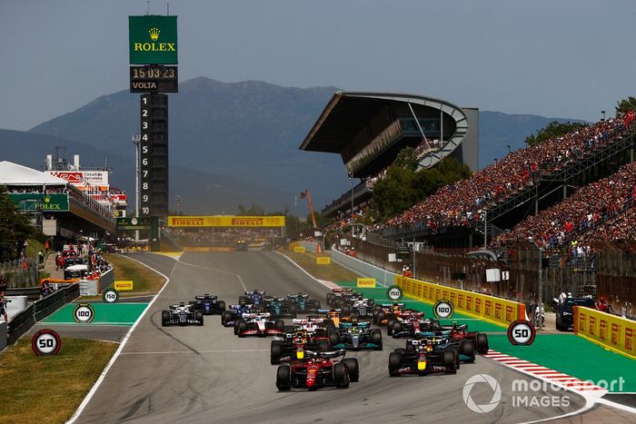 Charles Leclerc, Ferrari F1-75, Max Verstappen, Red Bull Racing RB18, George Russell, Mercedes W13, Sergio Pérez, Red Bull Racing RB18, Carlos Sainz, Ferrari F1-75, Lewis Hamilton, Mercedes W13, el resto en la salida