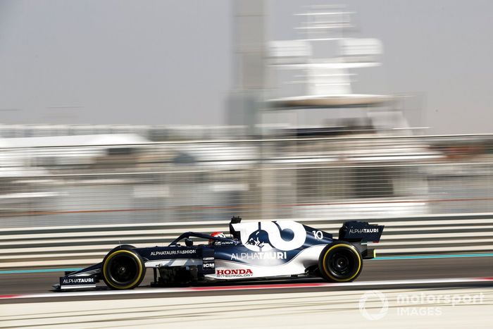 Pierre Gasly, AlphaTauri AT01 adaptado (muleto) con los Pirelli de 18 pulgadas 