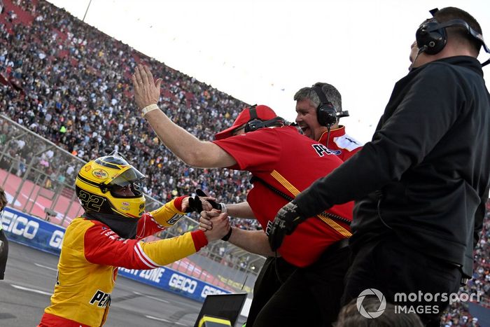 Joey Logano, Team Penske, Ford Mustang Shell Pennzoil celebra su victoria. 