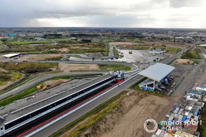 Trabajos de construcción en el autódromo de Zandvoort para el Gran Premio de Holanda