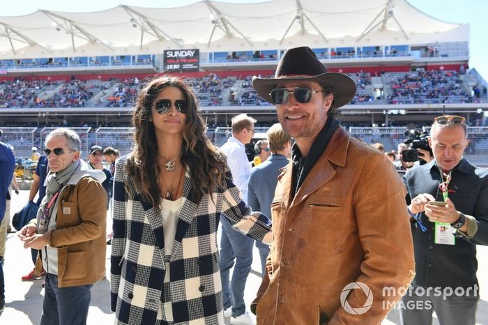 La modelo Camila Alves y su esposo, el actor Matthew McConaughey