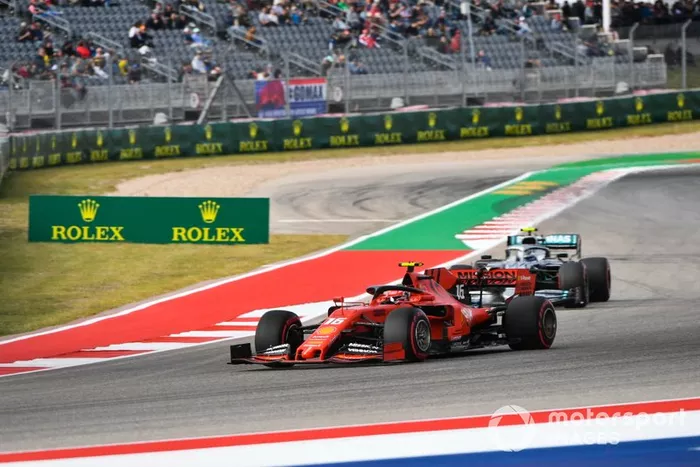 Charles Leclerc, Ferrari SF90, precede Valtteri Bottas, Mercedes AMG W10