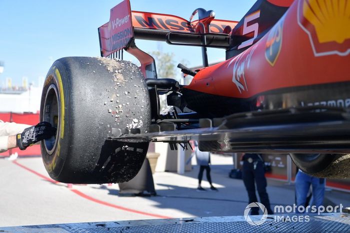 La suspensión dañada del monoplaza de Sebastian Vettel, Ferrari SF90
