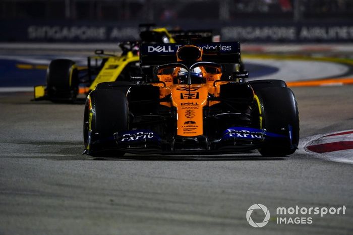 Carlos Sainz Jr., McLaren MCL34, Daniel Ricciardo, Renault F1 Team R.S.19