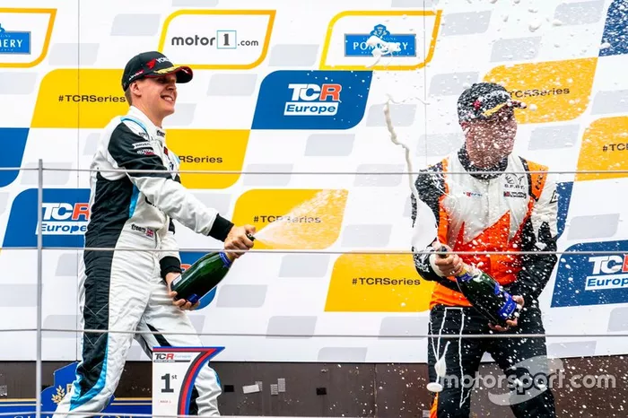Podio: il vincitore della gara Josh Files, Target Competition Hyundai i30 N TCR, il terzo classificato Daniel Lloyd, Brutal Fish Racing Team Honda Civic Type R