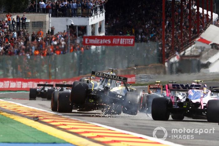 Daniel Ricciardo, Renault F1 Team R.S.19, sufre un impacto en la primera vuelta