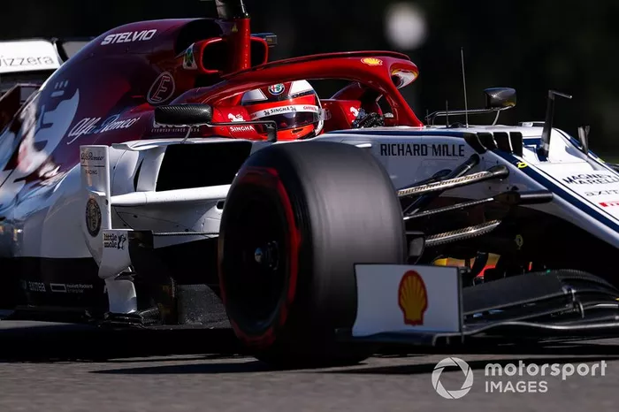 Raikkonen tiene que hacer una parada no programada después del daño de la vuelta 1