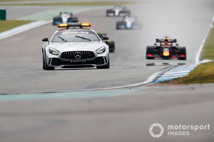 El Coche de Seguridad lidera Max Verstappen, Red Bull Racing RB15